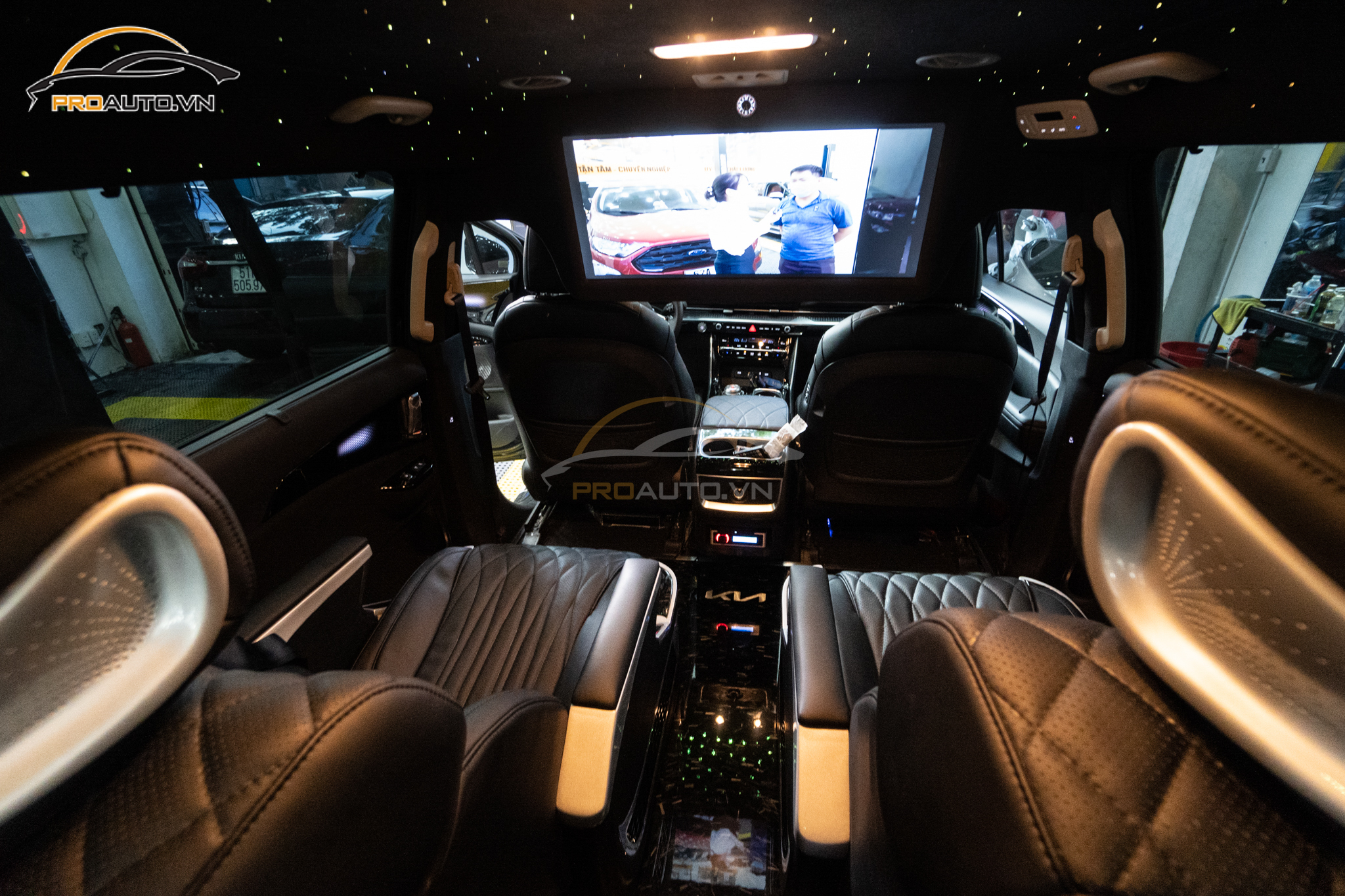 Độ ghế Limousine Kia Carnival Vip