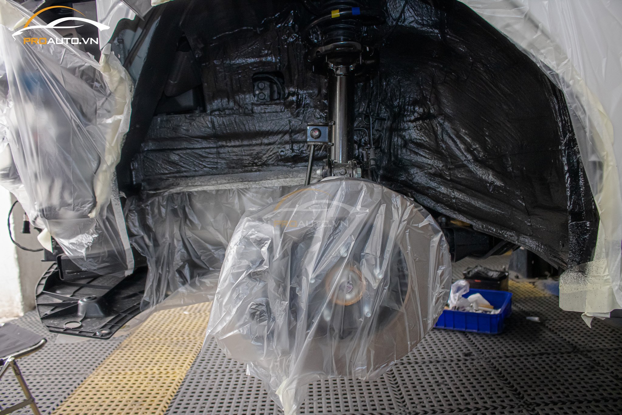 Thi công dán cách âm hốc bánh xe ô tô