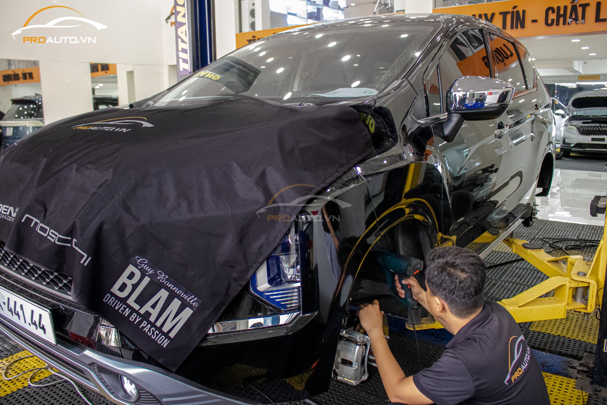 Thi công dán cách âm hốc bánh xe ô tô