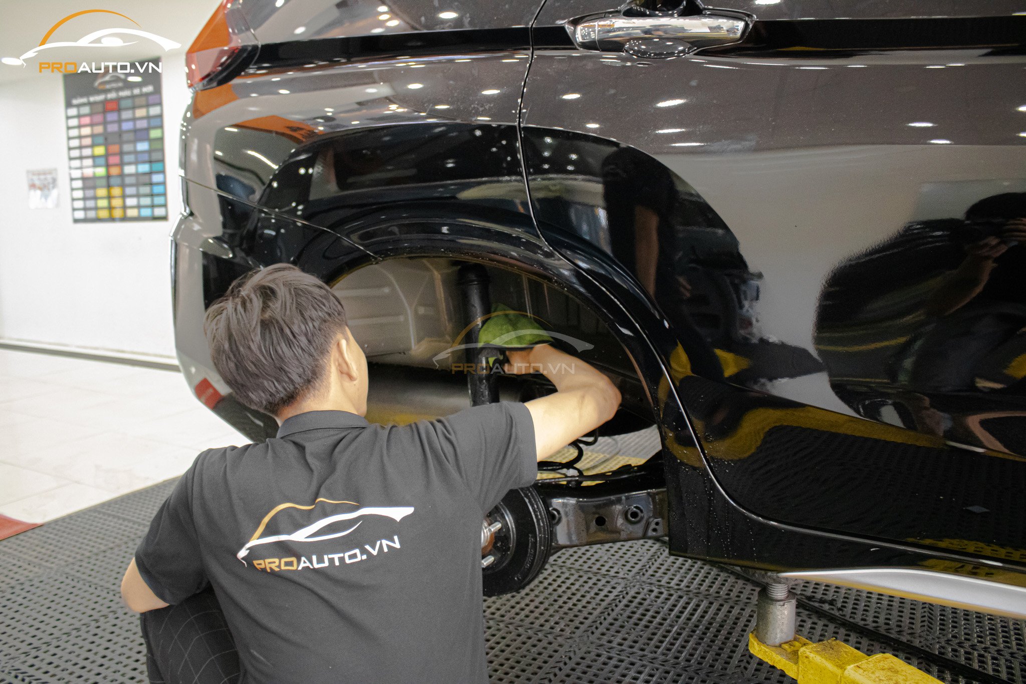 Thi công dán cách âm hốc bánh xe ô tô