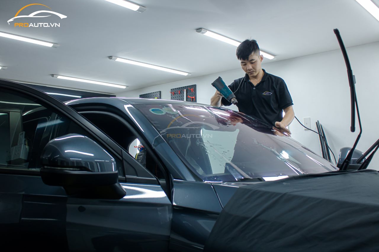 Dán film cách nhiệt ô tô chuẩn quy trình