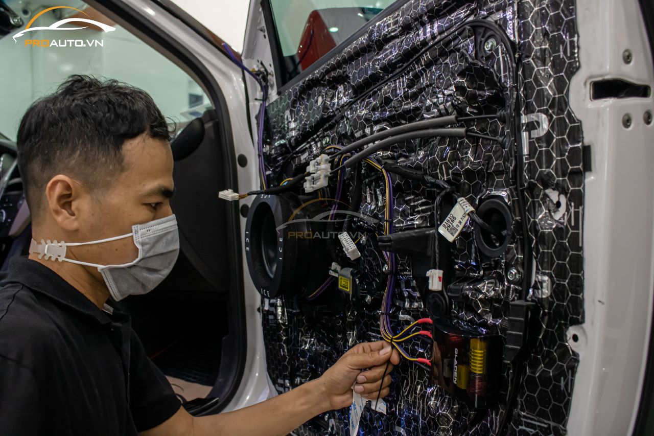 Độ âm thanh xe hơi cùng kỹ thuật viên âm thanh tại Proauto.vn