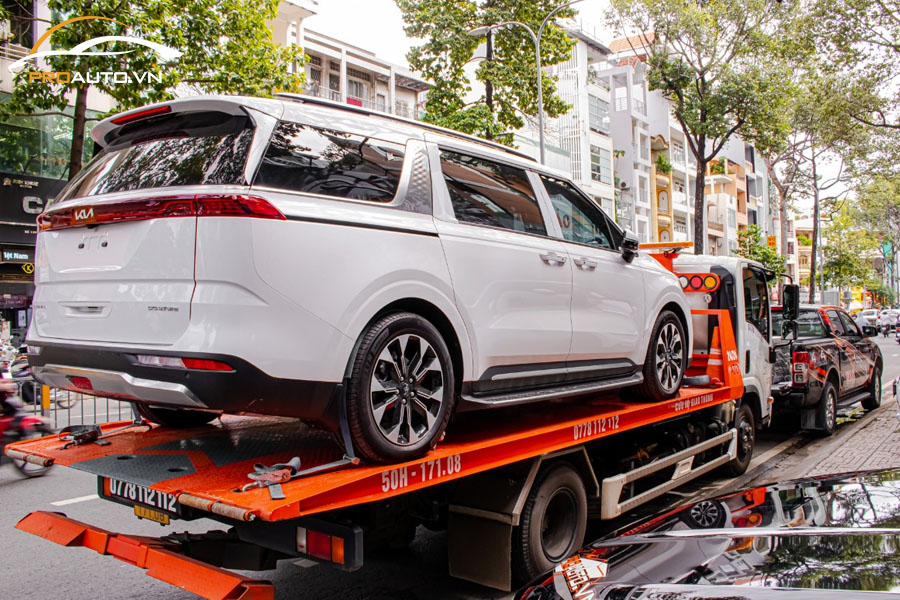 Chủ xe từ Hà Nội chuyển "xế cưng" vào TPHCM để độ âm thanh và ghế Limousine