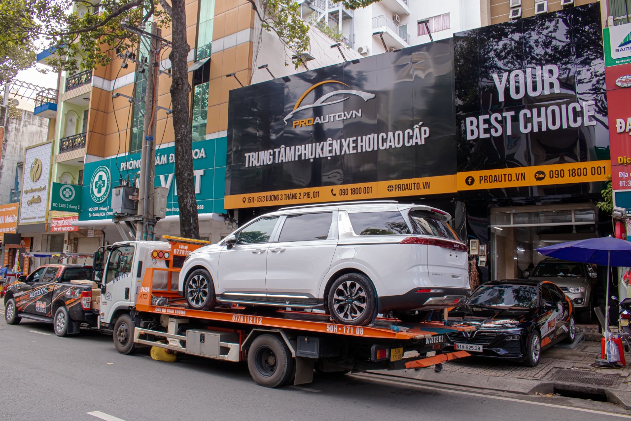 Chủ xe từ Hà Nội chuyển "xế cưng" vào TPHCM để độ âm thanh