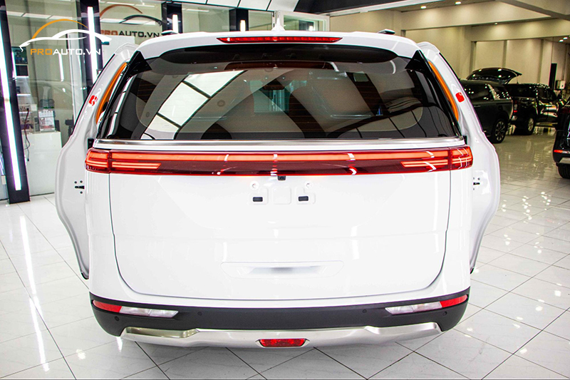 Độ đèn hậu phong cách Porsche xe KIA Carnival