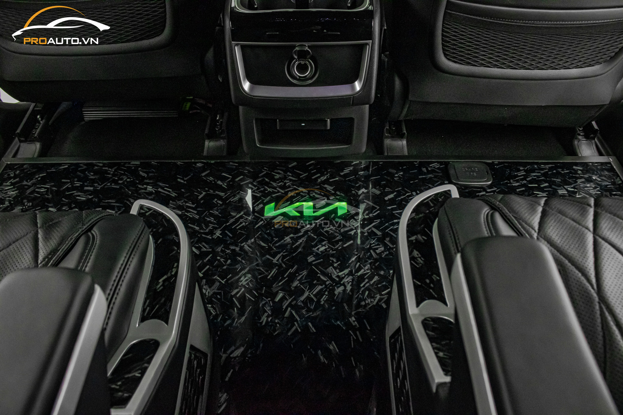 Lót sàn Carbon cực xịn sò, tạo điểm nhấn cho khoang nội thất ô tô