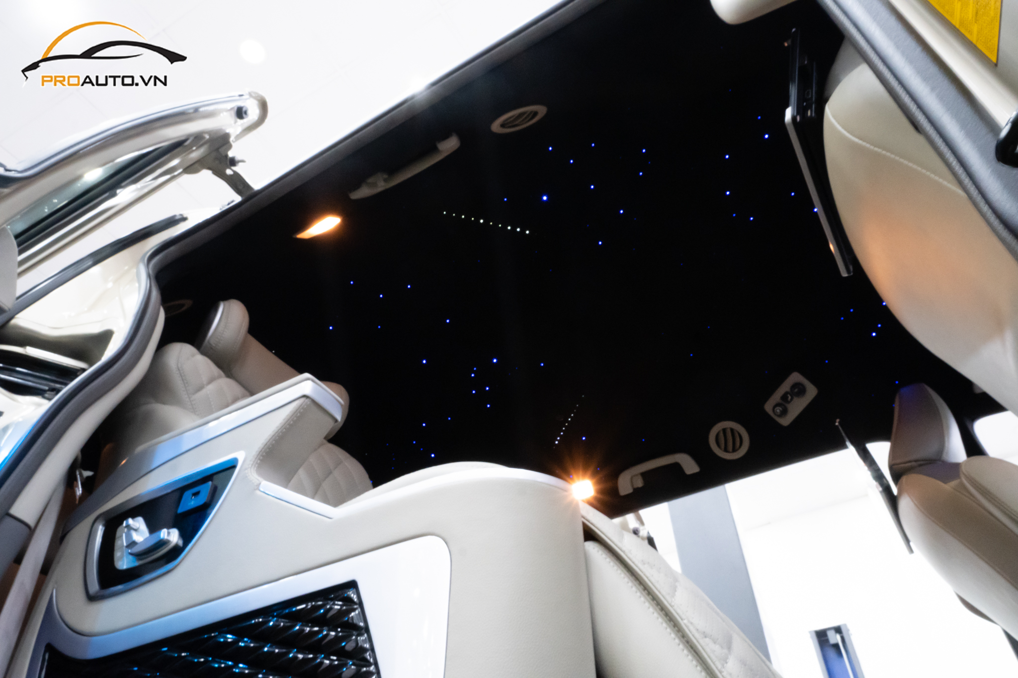 Kia Carnival độ trần ánh sao