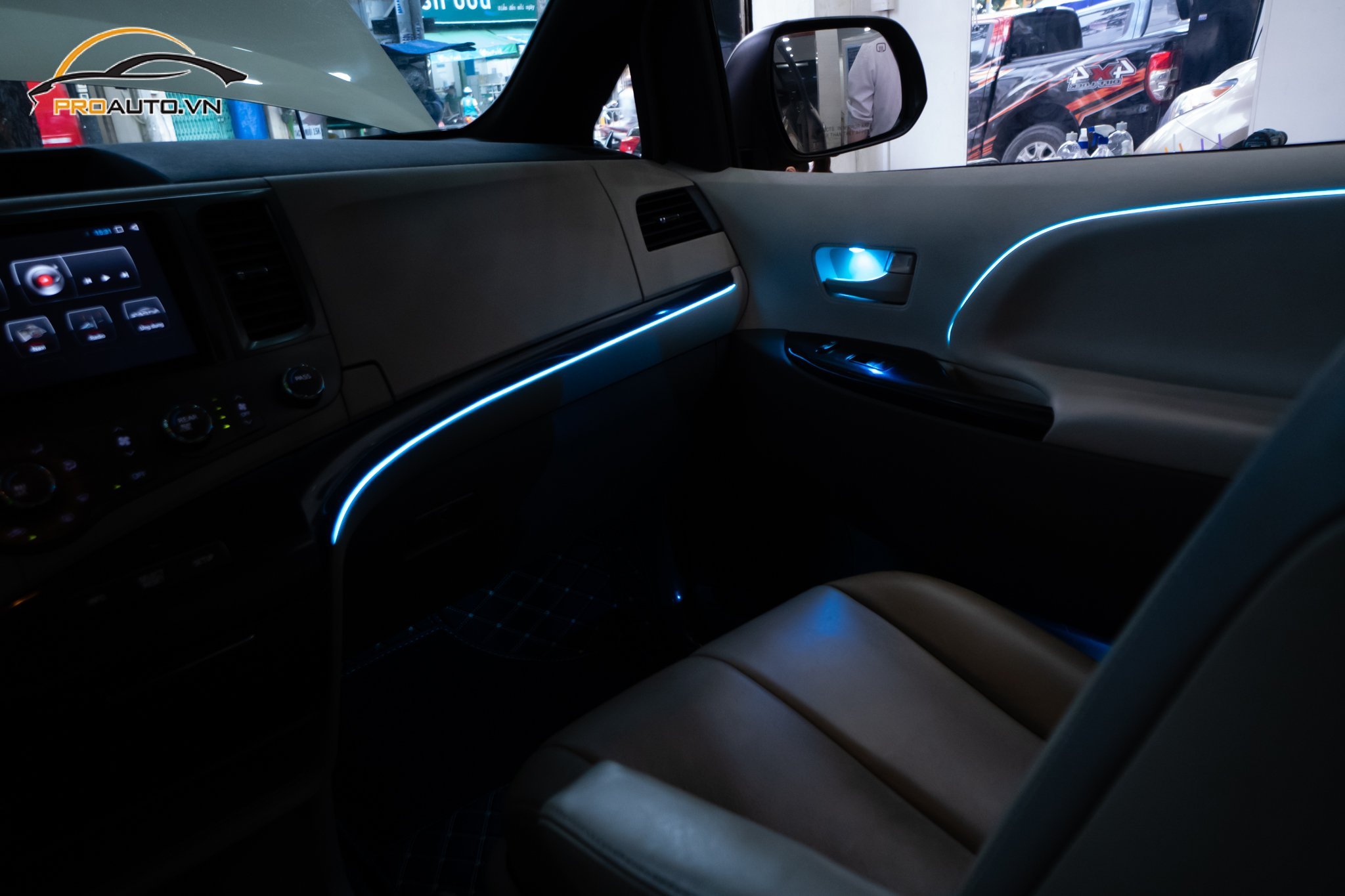 Kia Carnival độ đèn Led nội thất