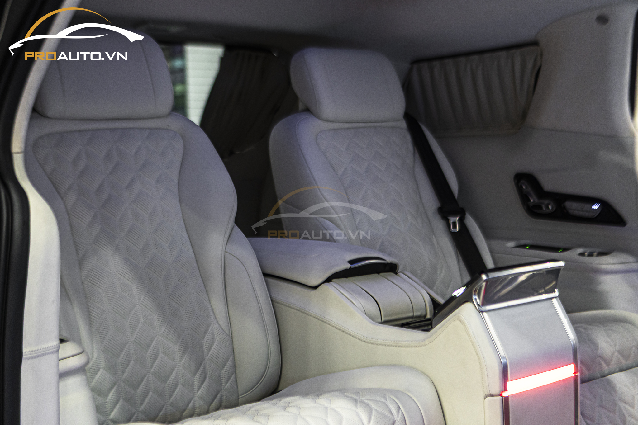 Kia Limousine độ ghế màu trắng tương sinh với người mệnh Kim