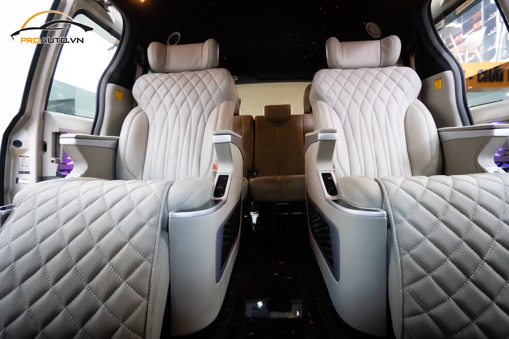 Kia Carnival độ ghế Limousine