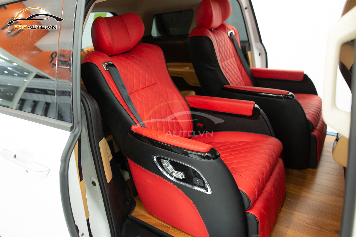 Kia Carnival Limousine độ ghế màu đen đỏ tương khắc với người mệnh Kim