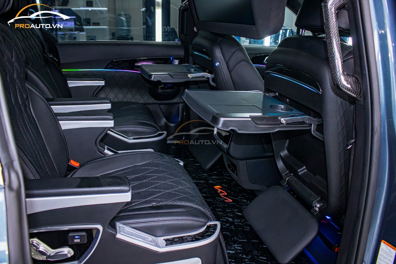 Kia Limousine độ ghế màu xanh đen _ tương khắc với người mệnh Thổ