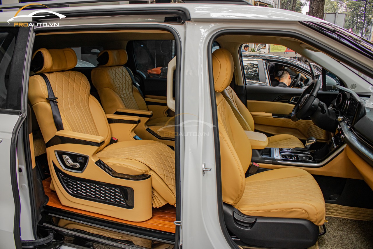 Kia Limousine độ ghế màu vàng nâu _ tương sinh với người mệnh Thổ