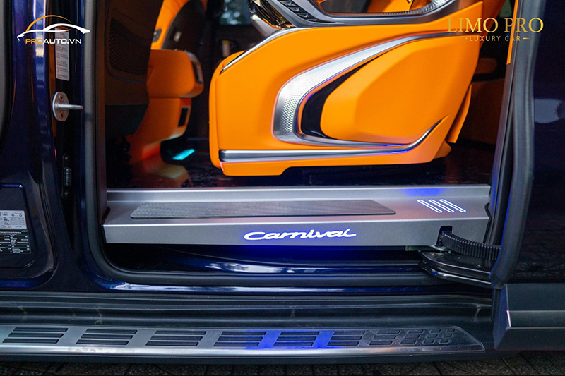 Ốp cửa lùa xe KIA Carnival có logo