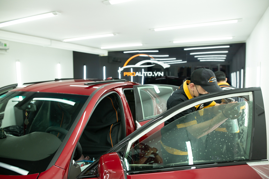 Thi công dán phim cách nhiệt 3M chính hãng cho xe ô tô