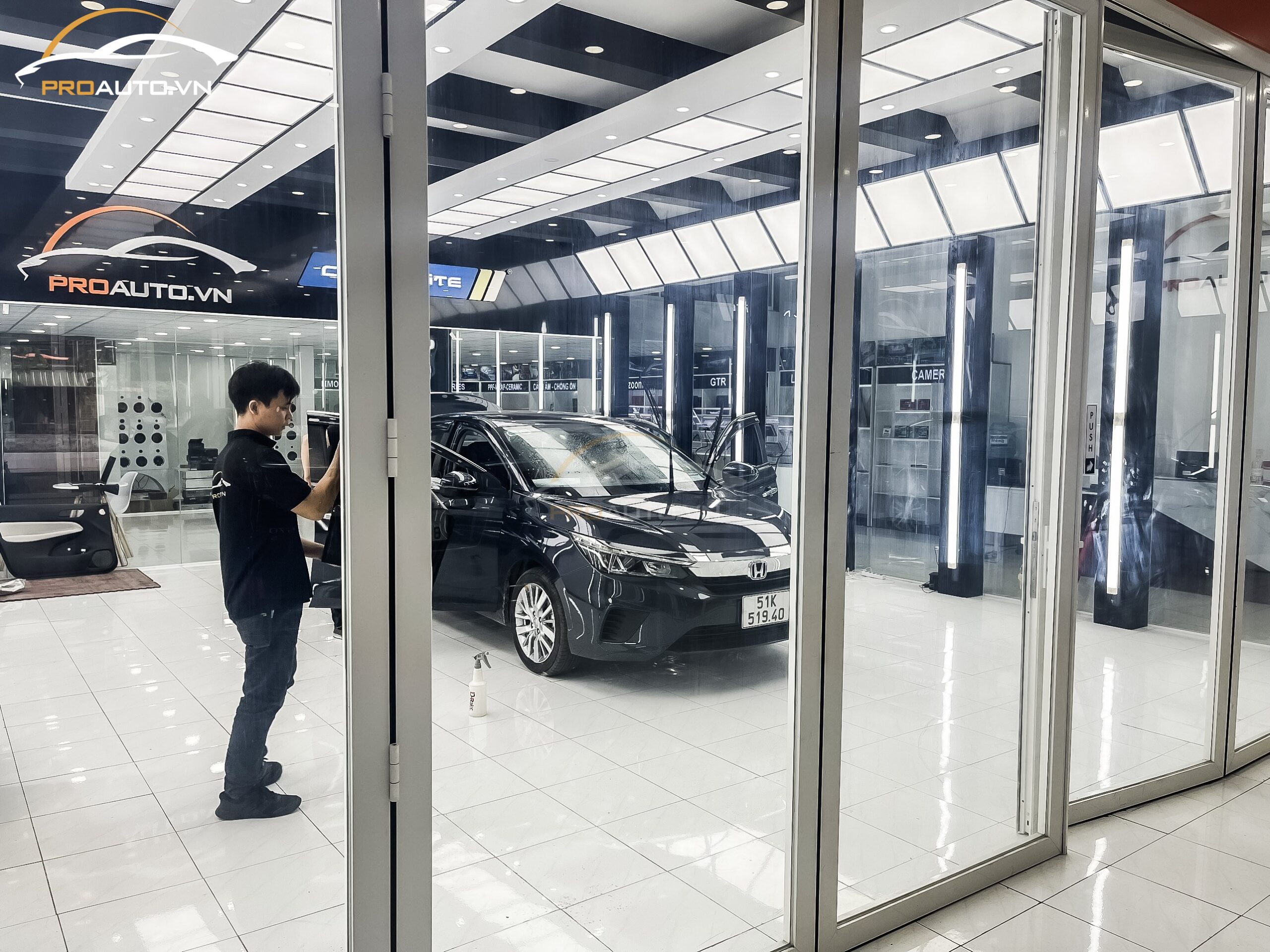 Mặt sàn phòng phủ Ceramic được lát gạch hoa sáng bóng