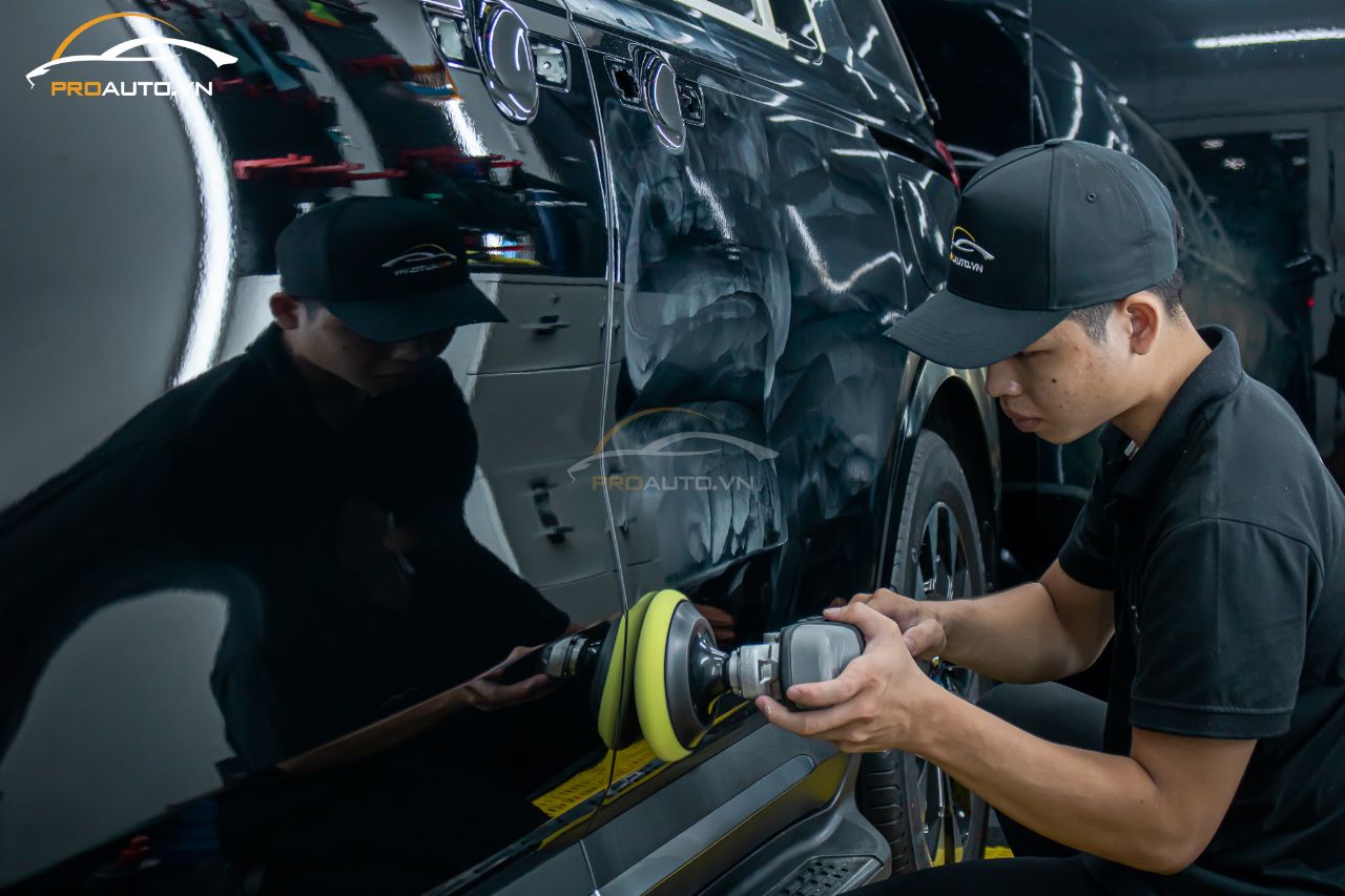 Đội ngũ kĩ thuật viên được đào tạo bài bản, trải qua các khóa học chuyên nghiệp