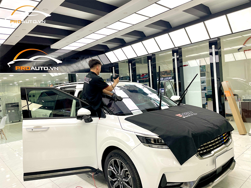 Thi công dán phim cách nhiệt xe KIA Carnival tại PROAUTO.VN
