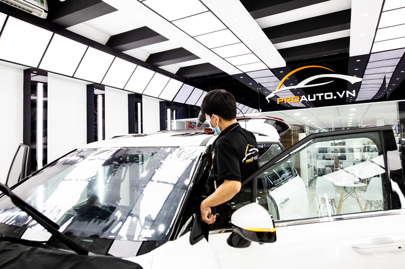 Dán phim cách nhiệt cho kính lái