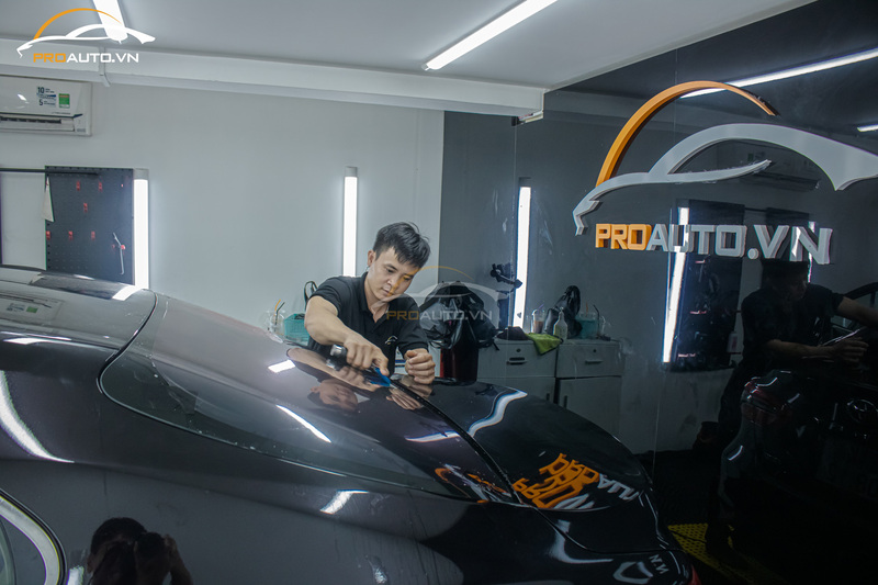 Dán phim cách nhiệt cho kính sườn sau và kính lưng