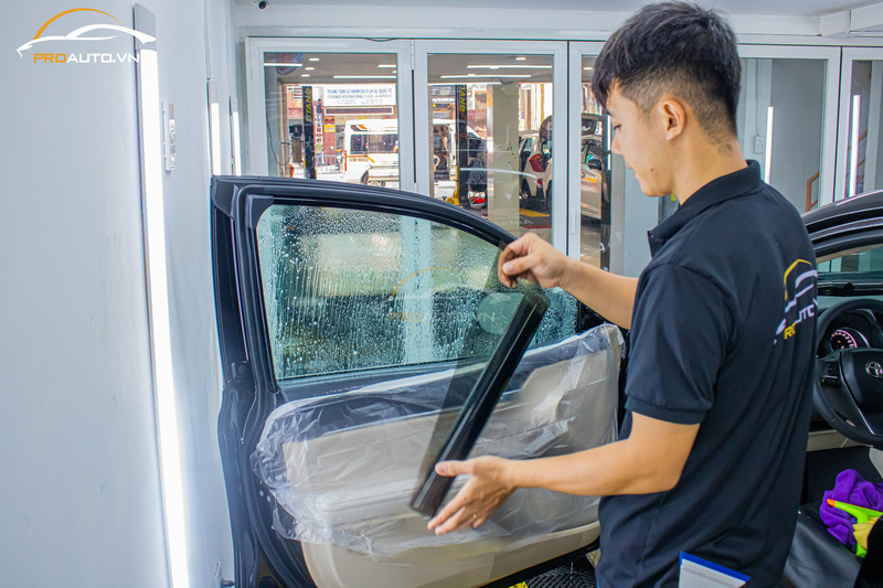 Dán phim cách nhiệt cho kính sườn trước
