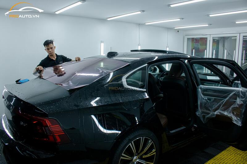 Thi công dán film cách nhiệt oto tại Proauto.vn