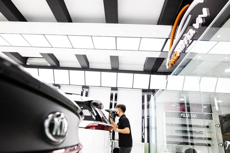 Thi công dán film cách nhiệt oto tại Proauto.vn