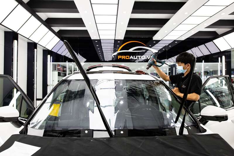 Thi công dán film cách nhiệt oto tại Proauto.vn