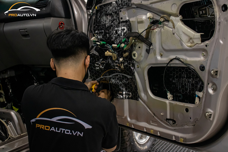 Nguyên nhân gây nên tình trạng tiếng ồn cho cánh cửa ô tô