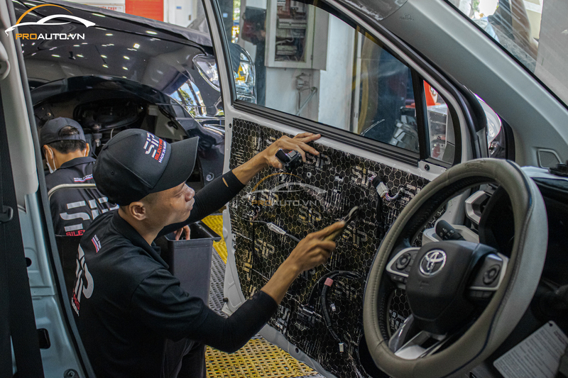 Thi công cách âm cánh cửa xe ô tô tại ProAuto.vn 