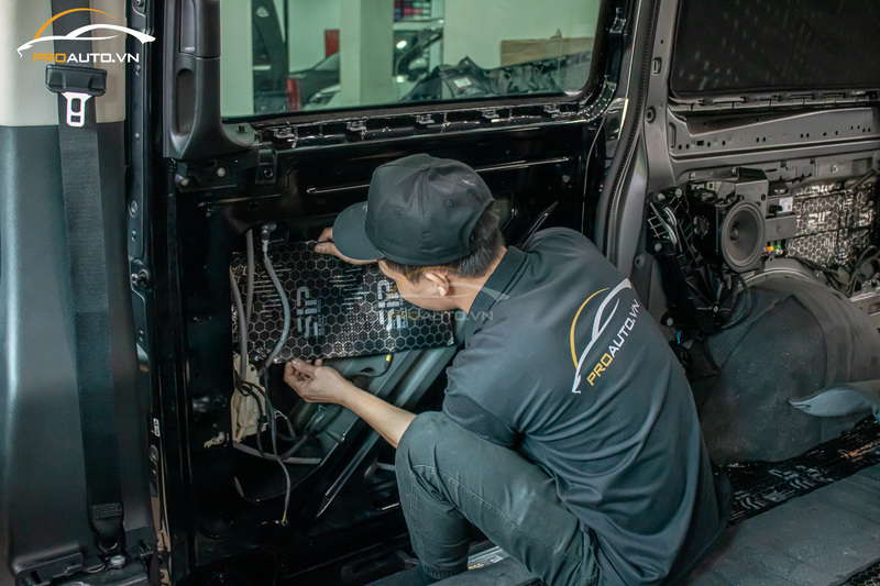 Thi công cách âm cánh cửa xe ô tô tại ProAuto.vn 