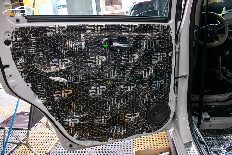 Thi công cách âm cánh cửa xe ô tô tại ProAuto.vn 