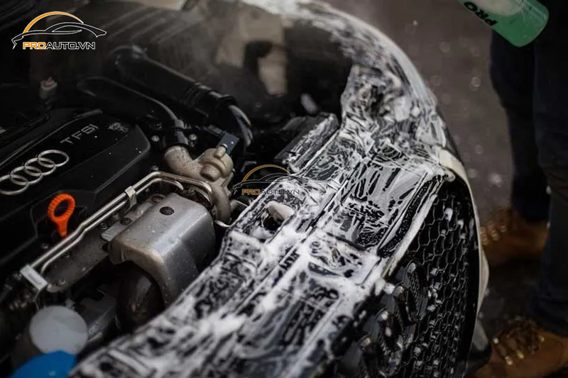 Vì sao cần vệ sinh khoang máy ô tô