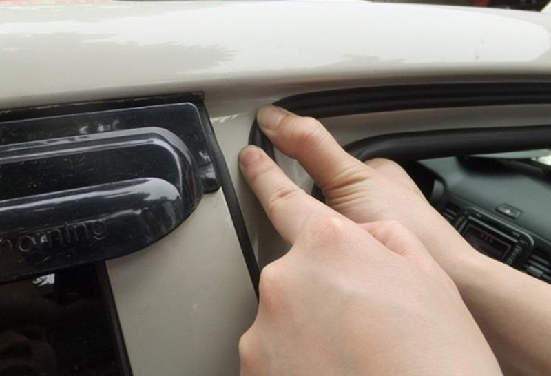 Lắp gioăng chống ồn xe hơi
