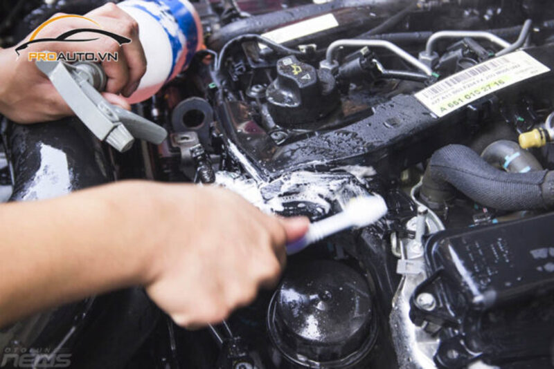 Có nên vệ sinh khoang máy ô tô?