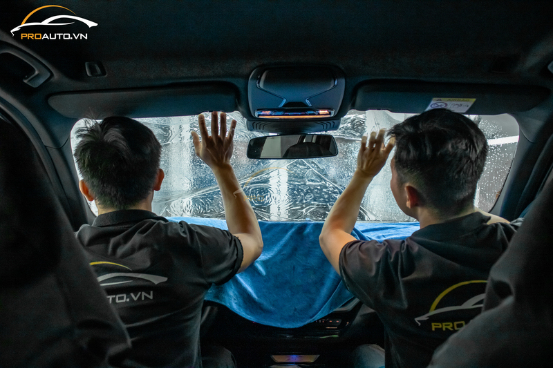Thi công dán phim cách nhiệt 3M cho xe 7 chỗ