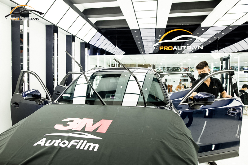 Thi công dán phim cách nhiệt 3M ô tô, xe hơi tại PROAUTO.VN