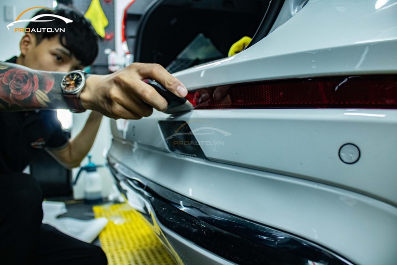Dán film PPF là một phương pháp bảo vệ bề mặt xe hơi