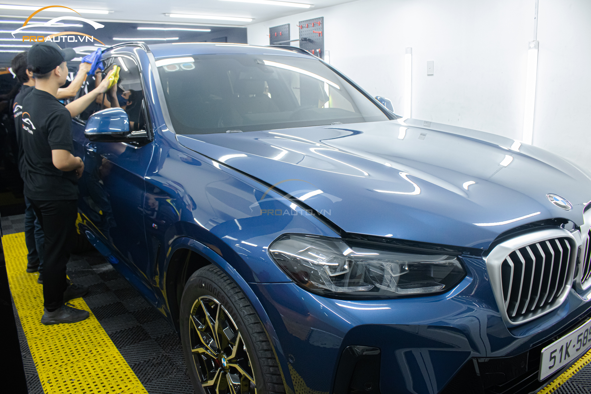 Đội ngũ kỹ thuật thi công phủ ceramic cho xe BMW