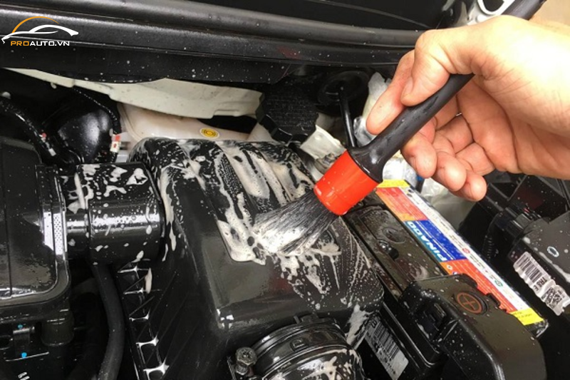 Dùng bàn chải cứng để vệ sinh bụi và cặn dầu khô 