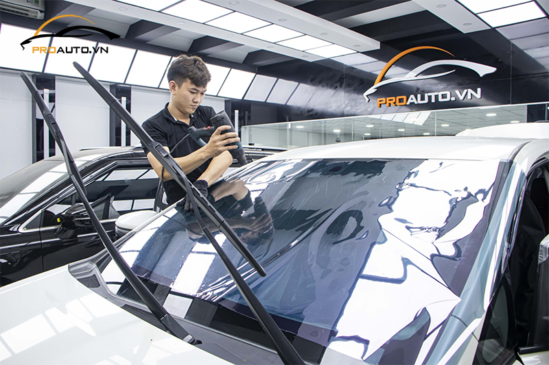Thi công dán phim cách nhiệt 3M ô tô tại PROAUTO.VN