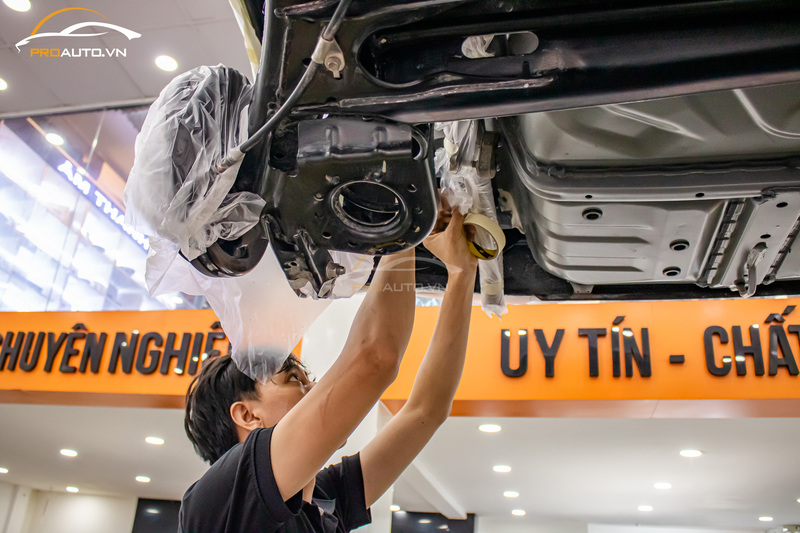 Không nên phủ gầm xe ô tô tại nhà