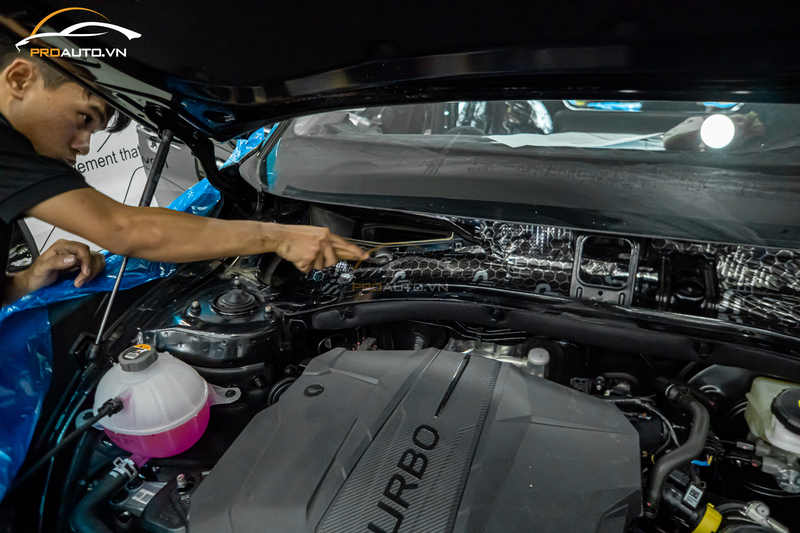 Kỹ thuật viên dán cách âm SIP cho xe KIA Sorento