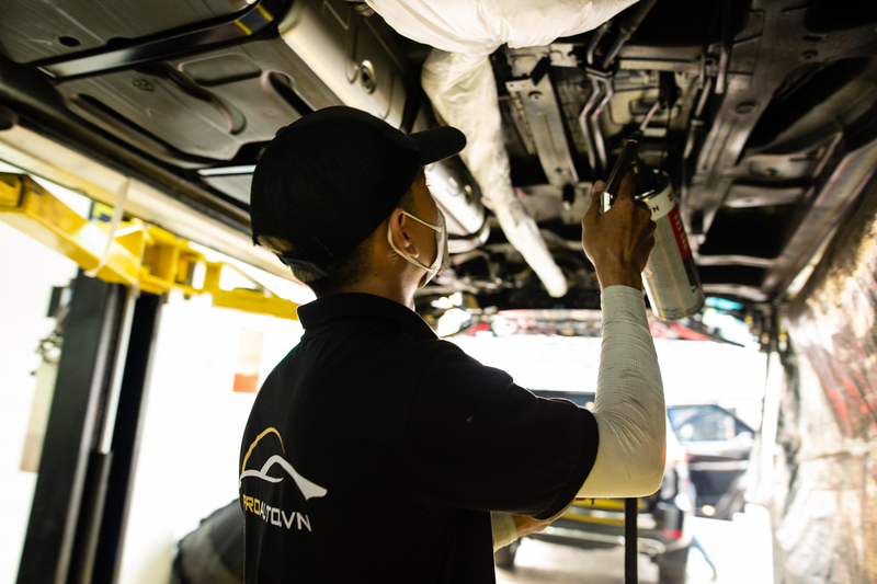 Kỹ thuật viên phủ gầm xe ô tô tại ProAuto.vn