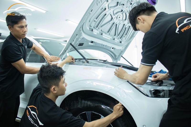 Kỹ thuật viên PROAUTO.VN thi công dán PPF cho xe hơi Volvo
