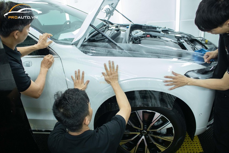 Kỹ thuật viên PROAUTO.VN thi công dán PPF cho xe ô tô