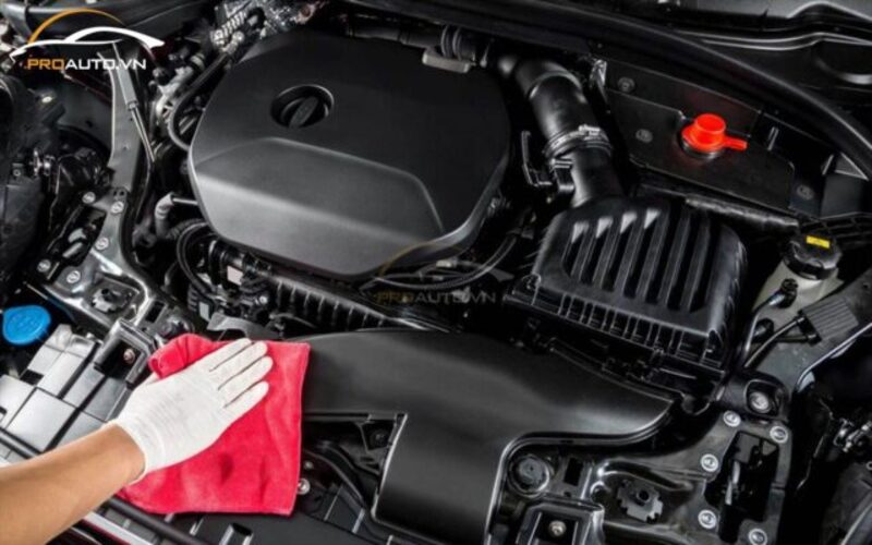 Lau khô khoang máy ô tô