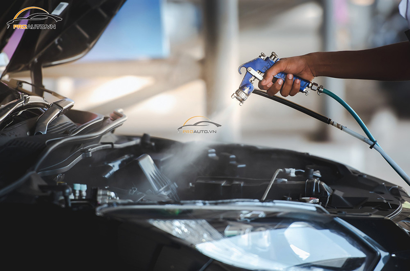 Rửa sạch bề mặt khoang động cơ