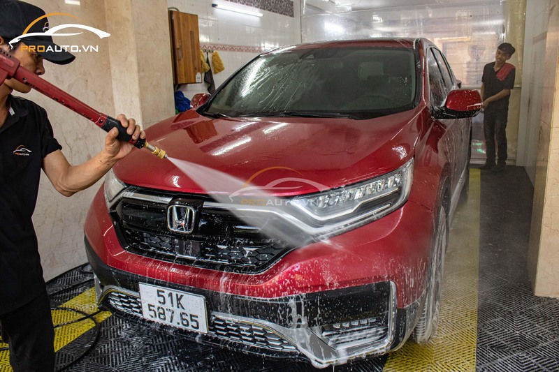Rửa sạch xe trước khi phủ ceramic