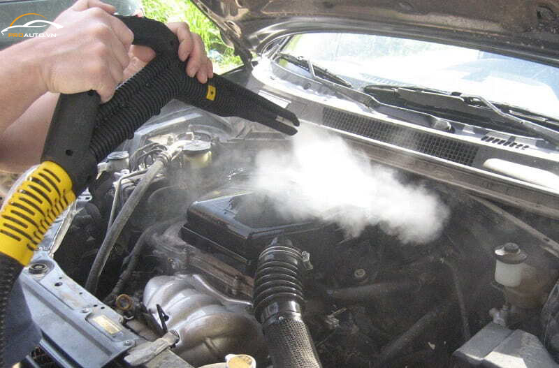 Sử dụng đúng dụng cụ và dung dịch vệ sinh khoang máy